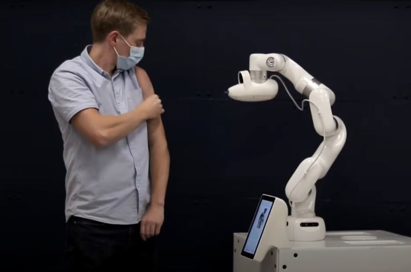 A robot that performs vaccinations itself