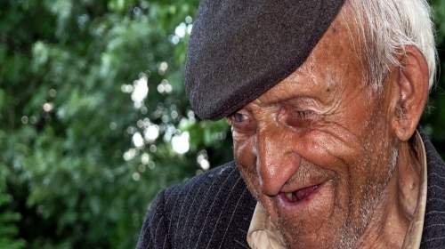  Najdłużej żyjący człowiek na Ziemi dożył 122 lat (ona). Co łączy wszystkich ponad 100 latków: papierosy i wódka jak na foto?